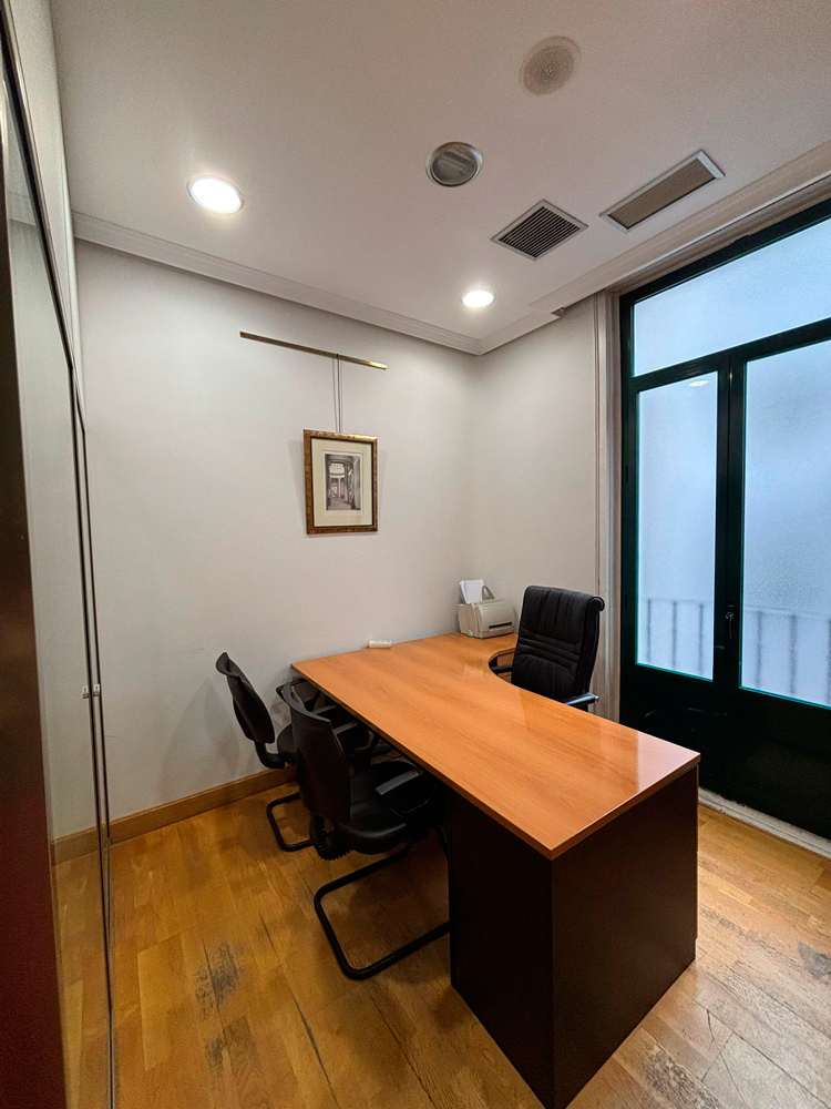 Despacho privado en alquiler en centro coworking Puerta Alcal&aacute;.